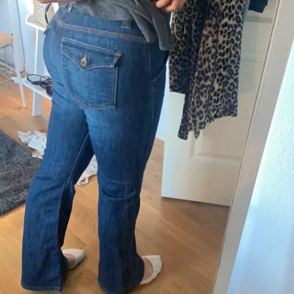 Utsvängda low waisted jeans . As snygga men kommer tyvär inte till användning . Från esprit , osäker på storleken då jag fick dessa . Men passar på mig som brukar ha 36/38. Jeans & Byxor.