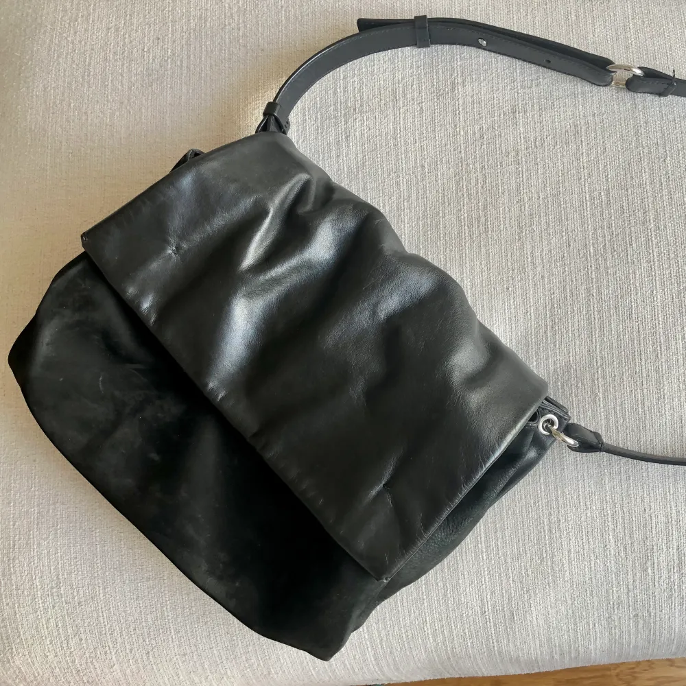 Large leather crossbody with three inner compartments. Detailed with a magnetic button closure and two zippered pockets. Silver hardware. /// Applied suede leather protection when bought last year, and used very careful and clean. Haven’t used much mainly because of the pandemic. Read more here: https://www.stories.com/en_sek/bags/shoulderbags/product.large-leather-crossbody-bag-black.0558849001.html. Väskor.