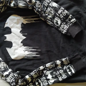 Fet Batman tröja strl XL NYSKICK! - Fleece-liknande insida, tumhål, fickor. XL men passar även M. Djur och rökfritt hem, samfraktar gärna så kika in mina övriga annonser 🤎