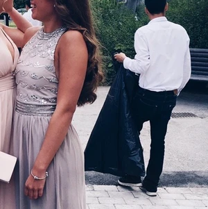 Balklänning  - balklänning köpt ftån nelly men säljs ej längre. Strl 36-38. Använd endast 3gnr.