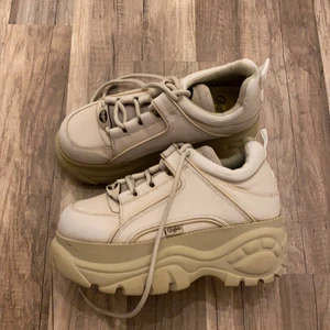 buffalos  - Buffalos cream i fint skick ✨