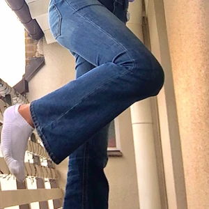 Säljer mina lågmidjade bootcut jeans. - Säljer mina lågmidjade bootcut jeans. De är lite korta på mig eftersom jag är lång. De är nästan helt oanvända. Köparen står för frakt 