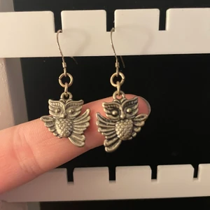 Uggle örhängen - Super gulliga ullge örhängen🦉