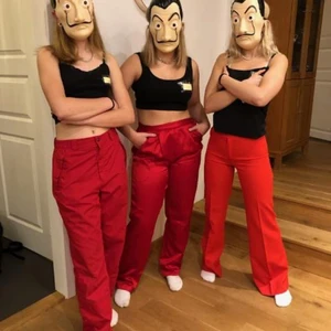 Röda byxor - Snygga röda kostymbyxor som endast är använda en gång! Säljer på grund av att de blivit lite tajta. Skulle säga att storleken är som en xs/s med ganska långa ben. 