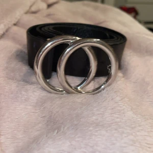 Svart bälte - Svart bälte storlek S lite slitet men inte så att man tänker på det. Har gjort ngr egna hål då den inte passade mig men det är inte heller ngt som man ser som ni ser på andra bilden. Nypris 150 kr säljer nu för 20 kr+frakt 