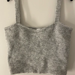Stickat linne zara - Säljer ett grått stickat linne som jag inte fått någon användning för. Är i nyskick har endast provat det.