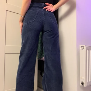 Levis jeans - Lägger ut igen pga strul! EFTERTRAKTADE Levis jeans i modellen ribcage wideleg! Jeansen är i Manchester och är väldigt långa. Har använts väldigt få gånger så ser nästan nya ut. Jeansen är i storlek 24 men skulle säga att de även passar storlek 25. Frakt tillkommer!