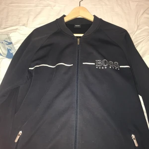 Hugo Boss kofta - En helt unik kofta av Hugo boss säljs härborta på appen Plick för endast 450 kr och med ett original pris på 1050kr, 600 kr rabatt, helt underbart, koftan kommer i storlek L och kan bäras av vilket kön som helst, koftan är äkta och det går även att scanna den, köptes på careofcarl, koftan är använd men har inga fel på sig, dvs inga rivmärken eller hål