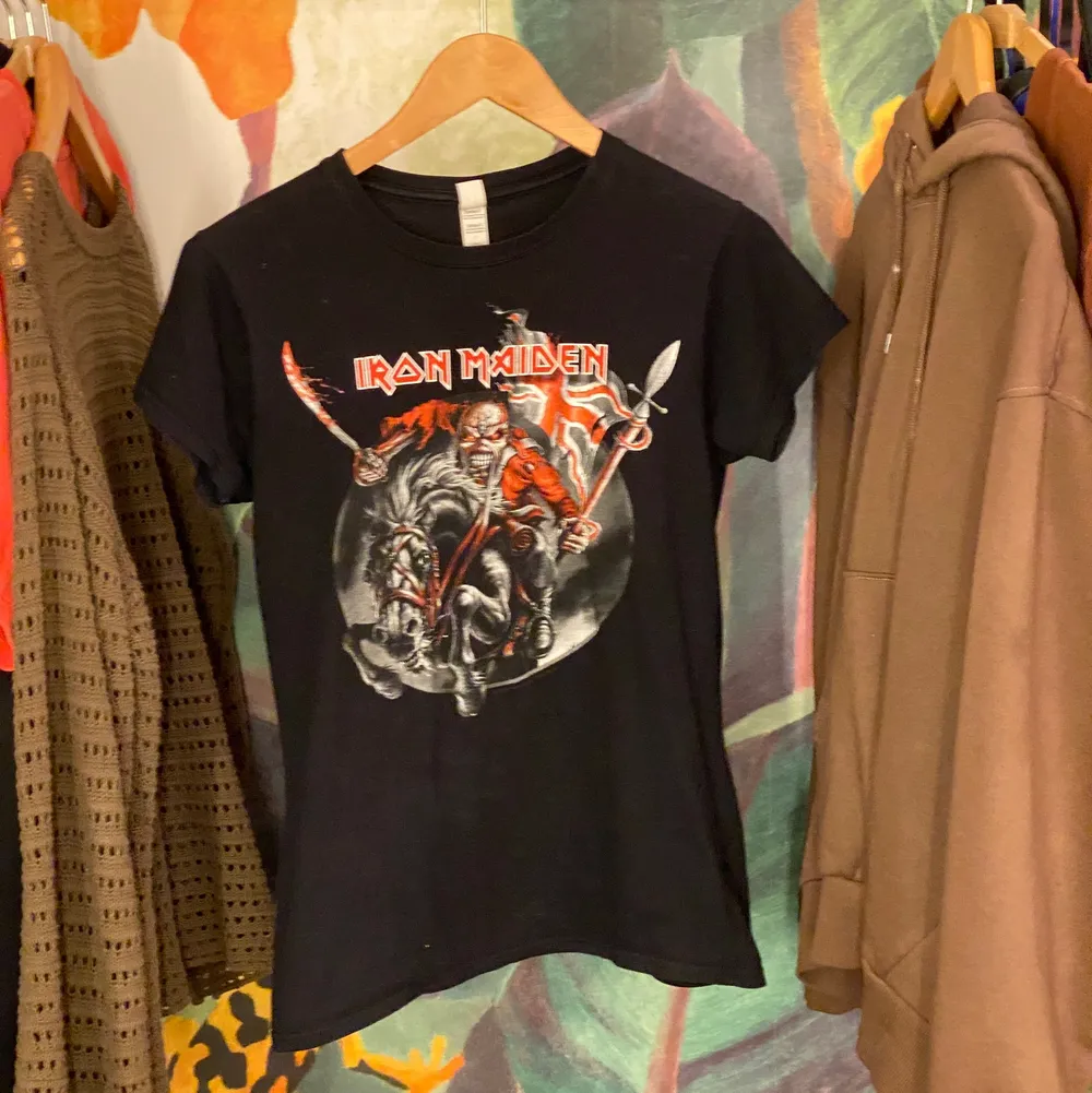 Säljer denna Iron Maiden tröja då den aldrig kommer till användning. Köpt på deras egna shop. T-shirts.