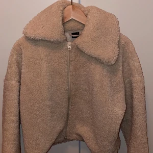 Teddy jacket. Använd en gång (nyskick) - Är i stl xs men anser att den är större.