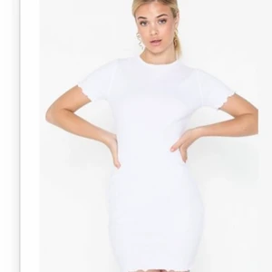 Vit klänning  - Vit oanvänd klänning från nelly💕 Passar perfekt till vår/sommaren 