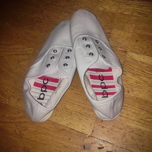 Helt nya oanvända skor - Storlek 40 men sitter som 38,5