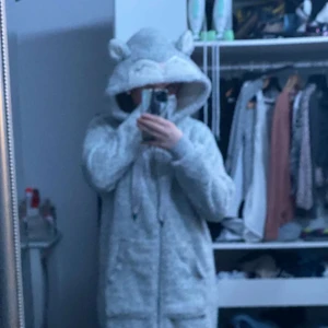 Stor mjukis ”klänning”  - suuupperrt skön ”klänningshoodie” som används typ 10-11 gånger ungefär