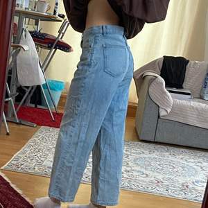 Superfina zara jeans som använts fåtal gånger🤍 säljer pga fel storlek. 