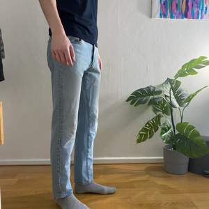 Ljusblå Levi jeans i storlek 31/32, som nya! Pris: 250kr
