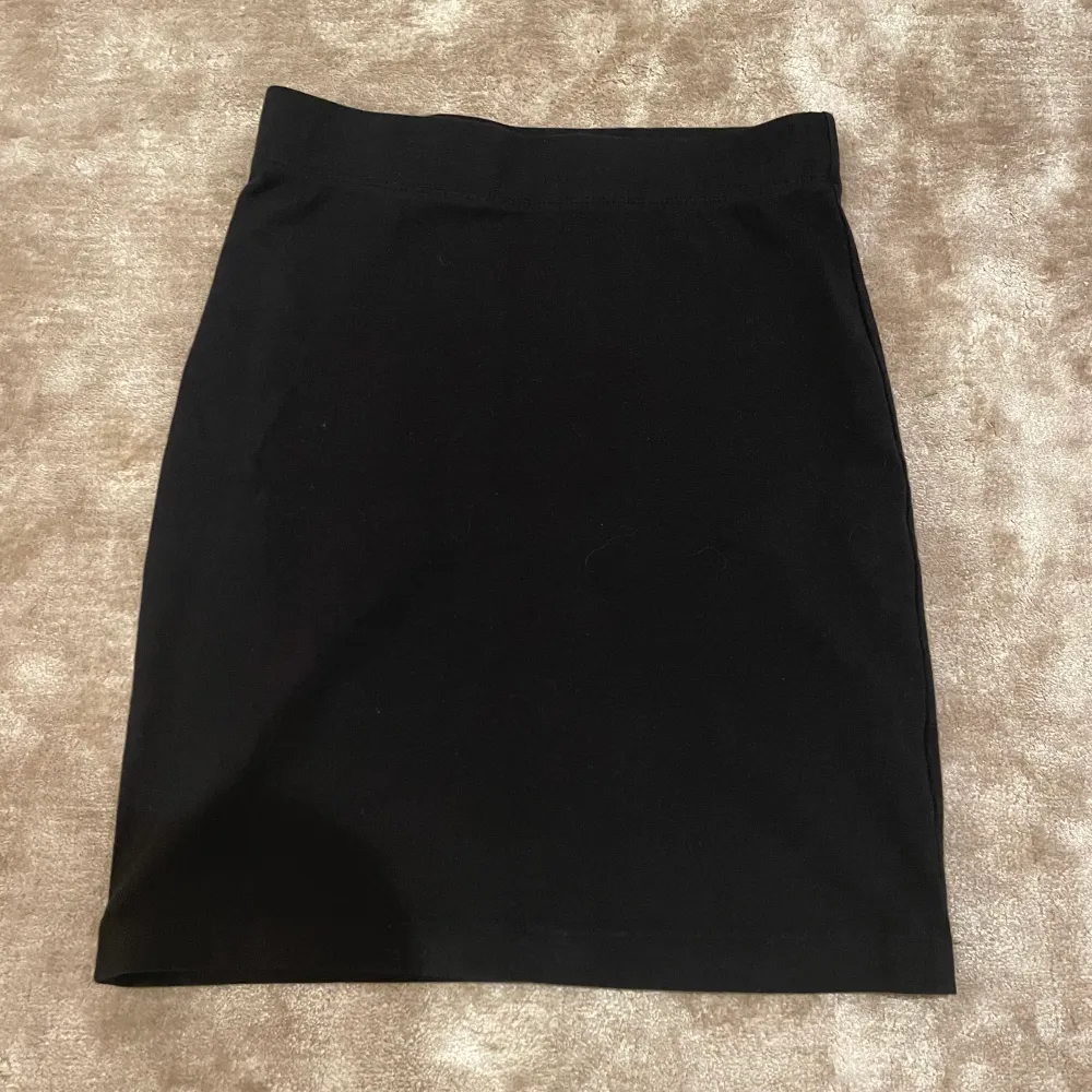 En tajt svart kjol från Ginatricot i storlek XS. Så snygg både till fest som i vardagen!☺️. Kjolar.