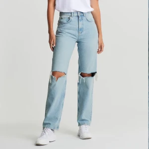 90s high waist jeans - Gina tricot jeans som ej passar längre älskar dessa jeans ngt enormt men eftersom det ej passar så är det bättre att de kmr till användning hos ngn annan😇storlek 34 150 kr. Byxorna är slutsålda på sidan och jag köpte de för 600 kr för ngr månader sedan. Jag har råkat riva upp lite mer på hålet på knät men inget man ser som ni kan se bättre på andra bilden💋