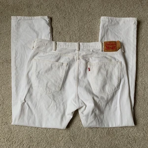 Vita Levis 501 - Säljer dessa vita 501 jeans från Levis i storlek W40L32, 100cm och 83cm innerbenslängd! Modellen är 178cm lång och brukar bära storlek L!❤️ Obs! Liten gulaktig missfärgning på ena bakfickan som knappt syns men går att få lite bättre bild på i DM❤️