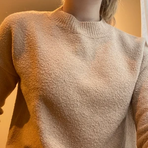 Beige tröja &other stories - Beige tjocktröja från &other stories i storlek XS.