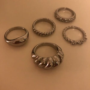 Ringar, storlek M/L - Oanvända ringar, säljer dem då de är för stora. Skicka meddelande om du vill se bilder på varje enskild ring. Säljer alla fem ringar för 80 kr. Går även att köpa enskilda ringar, men skicka meddelande då.