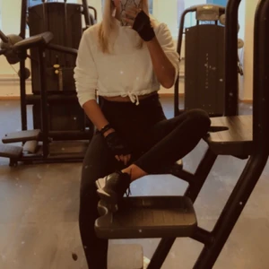 Vit crop hoodie - Säljer min vita crop Hoodie i storlek XS/S. Säljer för 50kr