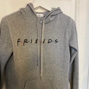 Friends hoodie - Säljer denna gråa hoodie med friends tryck. Supermjuk och skön inuti. Det är storlek M men den är liten i storleken så skulle säga att ddt är en s/xs 💖 kan mötas upp eller skicka, köparen står för frakt.✨