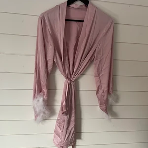 Morgonrock  - Snygg silkes morgonrock med fluff längst ner på armarna! One Size
