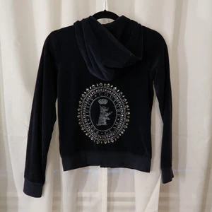 Kofta  - Juicy couture kofta I strl 14 (xs). Använd ett fåtal gånger. Säljer pga för liten. Frakt tillkommer på runt 60 kr💕. 