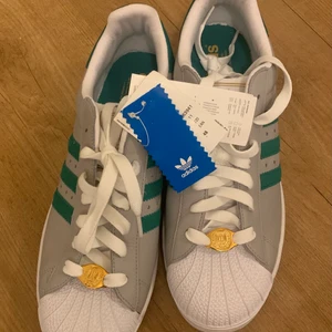 Adidas skor - Helt oanvända adidas skor storlek 46 kan hämtas på plats eller skickas 📮 vet ej vad frakten går på, men det tar vi då ;)