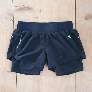 Träningsshorts strl 34 - Träningsshorts köpta på intersport i somras men har tyvärr endast kommit till användning en gång. Som nya! Storlek 34. 150 + frakt🤍