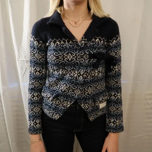 Kofta - Odd Molly kofta i marinblå, storlek 0/xs. Nästintill oanvänd. Frakt tillkommer på runt 60 kr💕. 