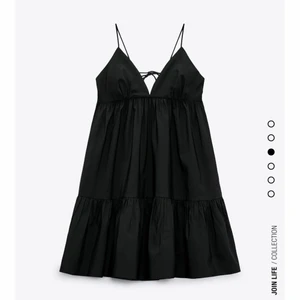 Trendig slutsåld zara klänning - Säljer min svarta zara klänning i storlek S. Köpt i somras, helt oanvänd pga den aldrig hann komma till andvändning och nu är den tyvärr för liten. Slutsåld på hemsidan. buda från 200  priset kan diskuteras vid snabbaffär!🤗 Köparen står för frakten. Budgivningen avslutas torsdag 13/1