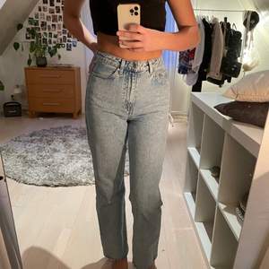 Super snygga jeans från Weekday, köpta i Köpenhamn🦋 Storlek: 25/30, Köpt för 500kr, säljer för 300kr✨ Knappt använda! Jag är 170cm lång💞 Köparen står för frakten🙌🏼