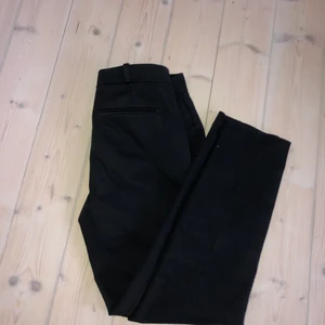 Kostymbyxor från Mango strl 34 - Snygga stilrena kostymbyxor från Mango i fint skick! Ganska låga i midjan och skinny modell. Storlek 34.