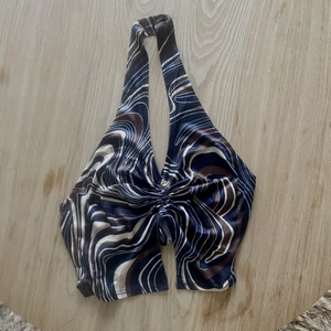 Halter topp - Trendig mönstrad halter topp. Storlek M men passar mindre. Säljer för 40kr + frakt. Totalpris 66kr