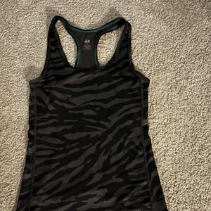 H&M Träningslinne  - Fint svart/grått mönstrat träningslinne från H&M