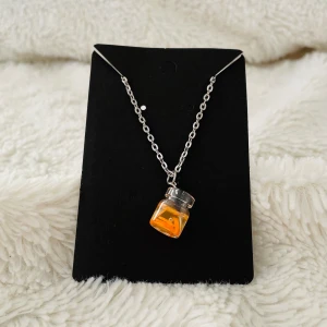 Halsband  - Halsband med guldkedja och en fruktdrink på. 