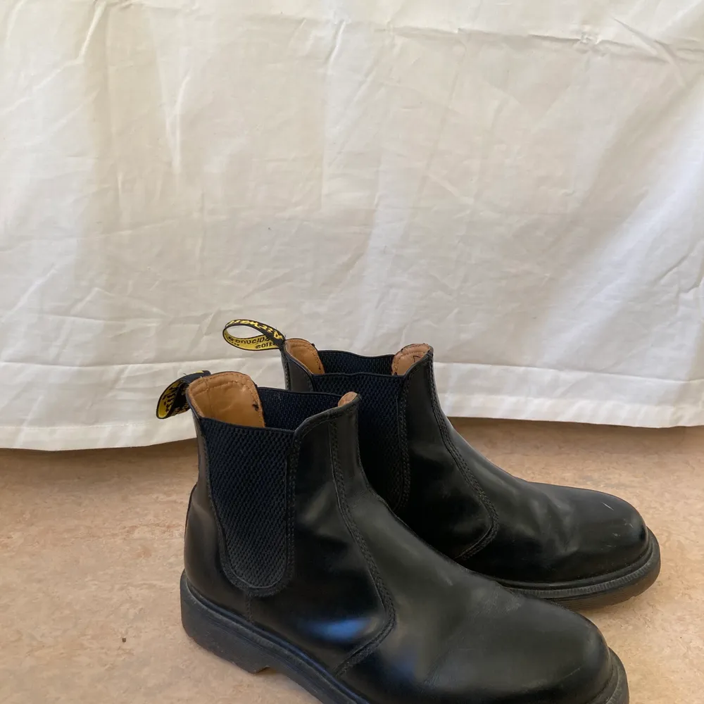 Säljer ett par dr. Martens Chelsea boots i strl 39 pga: används alldeles för lite och behöver ett nytt hem! Är sparsamt använda. Har en liten vit färgfläck på ovansidan som knappt är synlig. Kan skicka med häst och vagn! Hmu!. Skor.