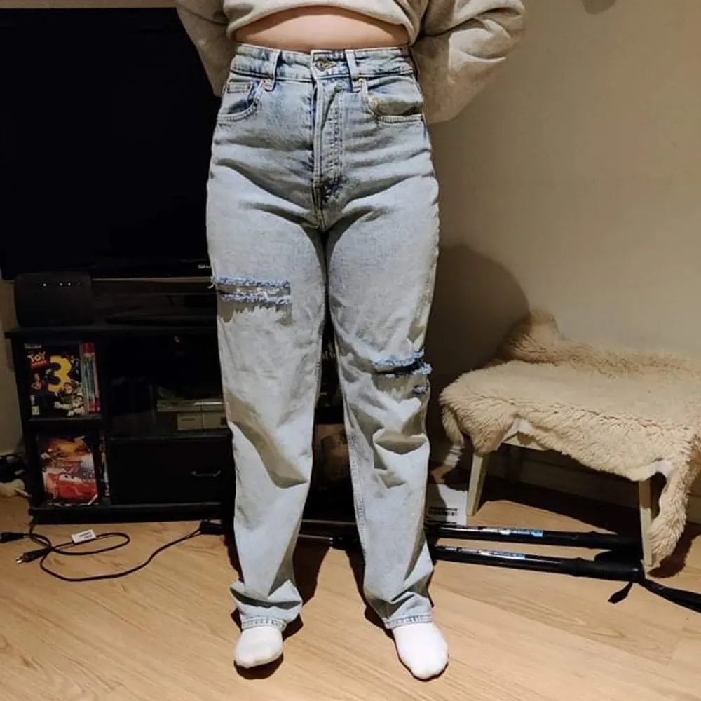 Superfina raka jeans från hm storlek s jag är 163 så dom är lite långa på mig . Jeans & Byxor.
