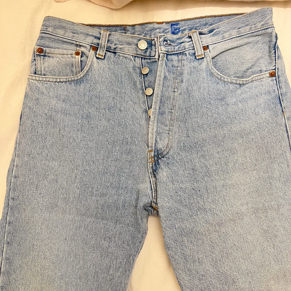 Ett par ljusa vintage Levis jeans i storlek 36 eller liten 38a. Aldrig använda då det inte riktigt var min passform. Raka i modellen. . Jeans & Byxor.