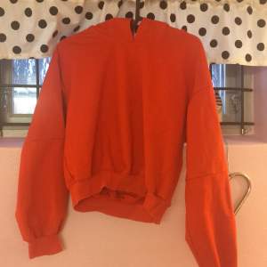 Säljer min orange hoddie som är ifrån shein, säljer för 30kr+frakt, jättecool och hel. Den är i XS, vill du ha mer bilder är det att bara skriva🥰