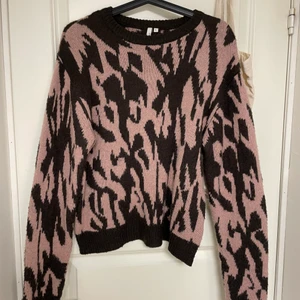 Mönstring stickad tröja - En mönstring stickad tröja i färgerna rosa och brun/svart färg. Väldigt varm och skön och passar perfekt inför vintern men säljer pga att den inte används så mycket
