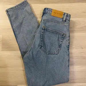Jeans från monki i storlek 25 som motsvarar xs! 100 plus frakt! 