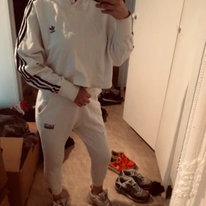 Adidas  - Säljer denna favorit adidas dress, köpt för 1500. Den är väldigt ”oanvänd” i skickat och inga fläckar. 