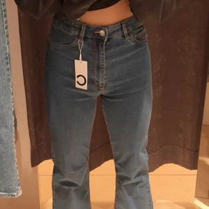 Jeans - Säljer dessa jeans då jag inte riktigt tycker om dem. (En gammal bild) de är jätte fina. Kom privat för mer bilder. Priset kan vi komma överens om. (Har inte prislappen kvar, då de e en gammal bild) Du står för frakten
