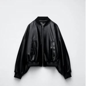 SkinnJacka från Zara - Säljer min super fina och snygga skinnjacka från zara, använd cirka 2 gånger och har därför inga skador och är i  nyskick!🖤 original pris är 559kr.