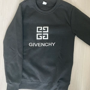 Givenchy tjocktröja - Svart ”Givenchy” tjocktröja. Otroligt mjuk inuti, den sitter perfekt på. Använd fåtal gånger.