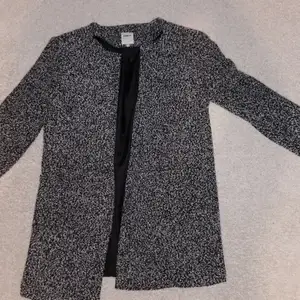 En fin kappa/jacka i grå perfekt för vårvädret. Den är köpt från Only och är knappt använt. Den har vadderade axlar.