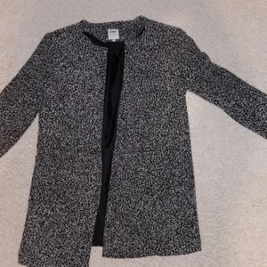 Jacka/kappa - En fin kappa/jacka i grå perfekt för vårvädret. Den är köpt från Only och är knappt använt. Den har vadderade axlar.