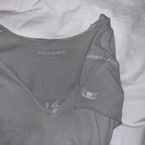Zadig & Voltaire T-shirt  - Beigegrå T-shirt från zadig. Storlek M men passar S. Mönster i ryggen